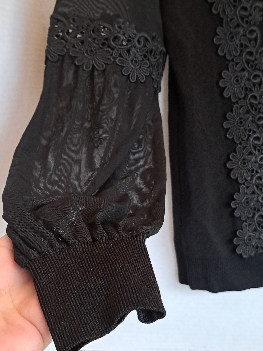 NWT White House Black Market Floral Embroidered Sheer Long Sleeves Keyhole Top M - Picture 2 of 9
